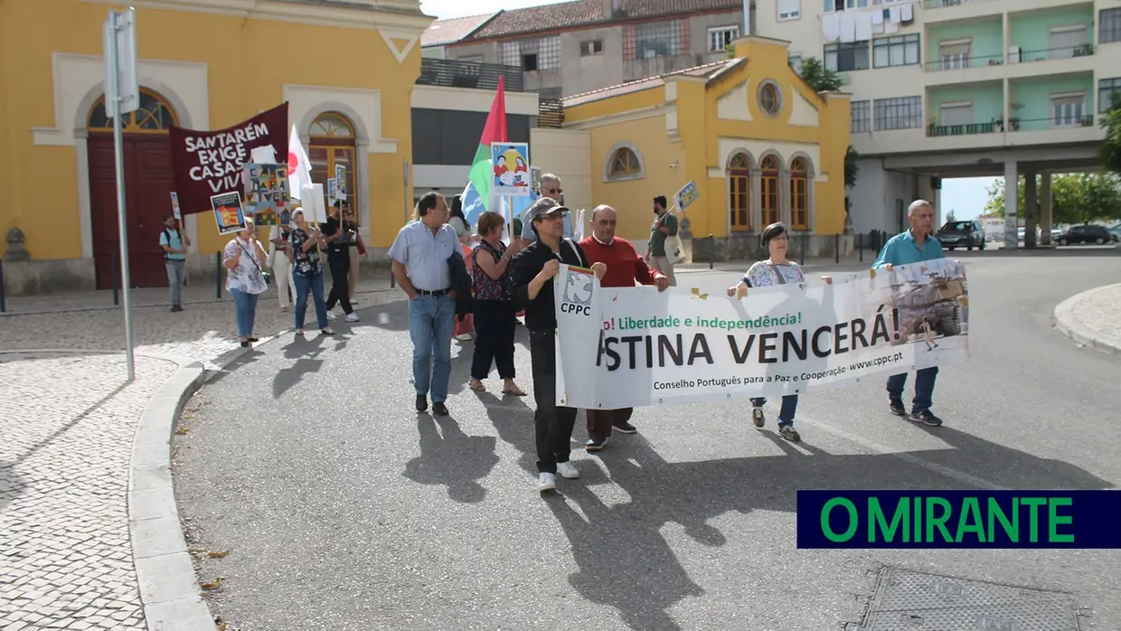 Desfile pelo direito à habitação em Santarém