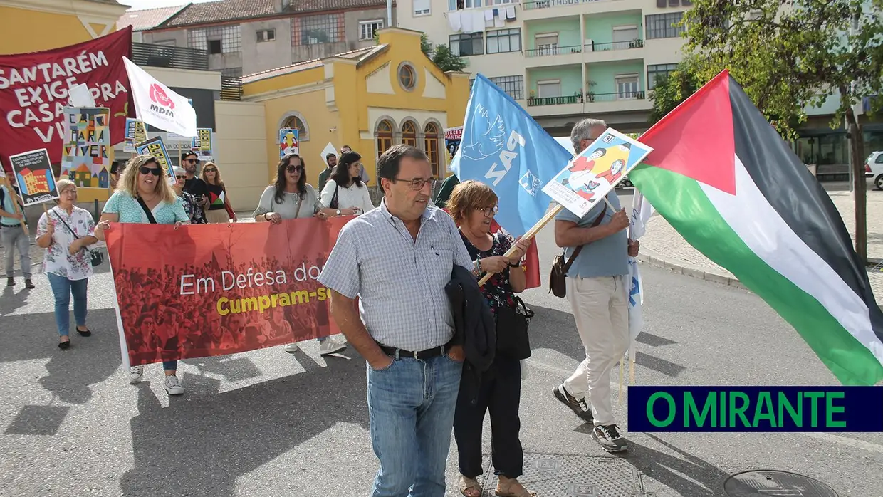 Desfile pelo direito à habitação em Santarém