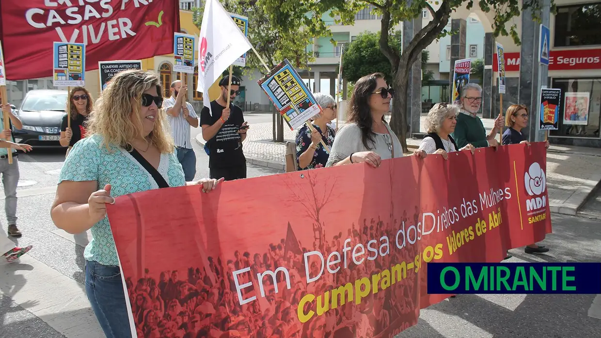 Desfile pelo direito à habitação em Santarém