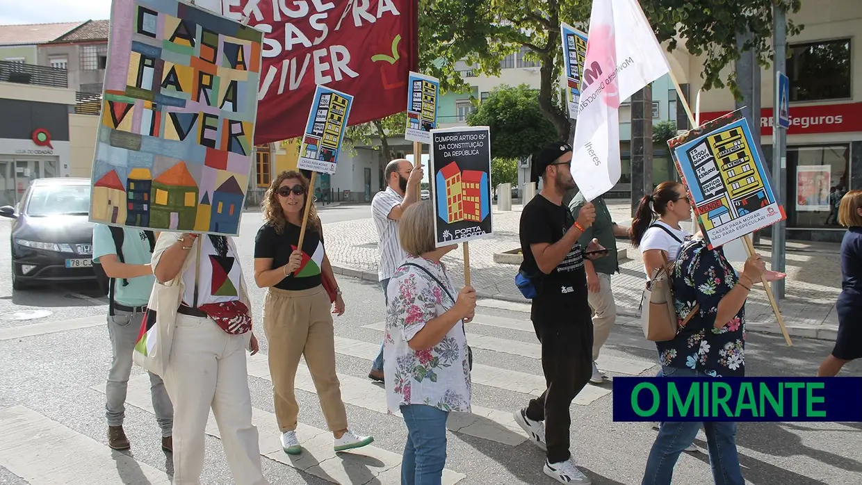 Desfile pelo direito à habitação em Santarém