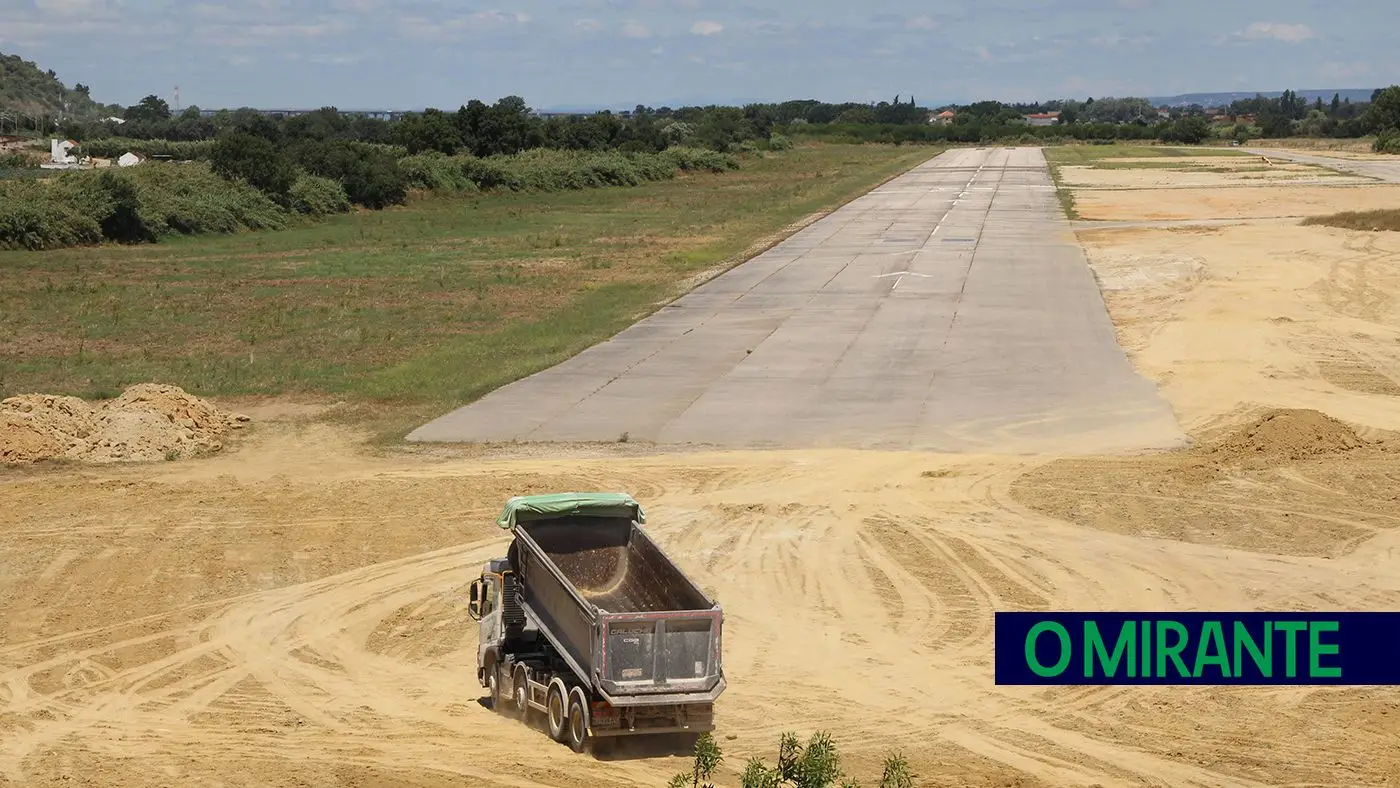 O MIRANTE | Aeródromo de Santarém com obras para responder a exigências ...