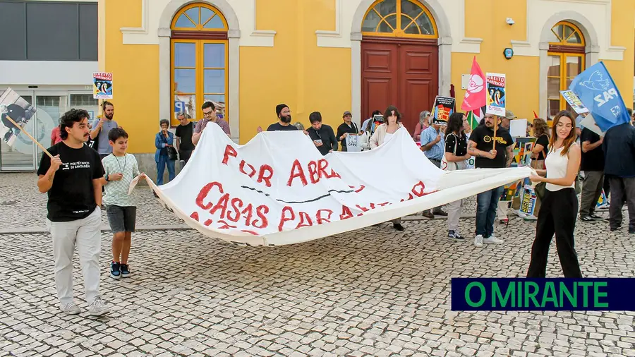 Desfile pelo direito à habitação em Santarém Desfile pelo direito à habitação em Santarém