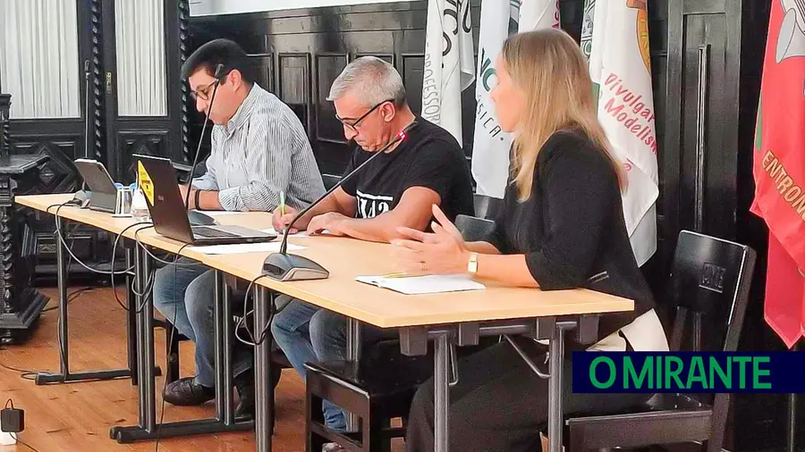 A camisola foleira do vereador que permitiu mais uma tarde de peixeirada ao presidente da câmara A camisola foleira do vereador que permitiu mais uma tarde de peixeirada ao presidente da câmara