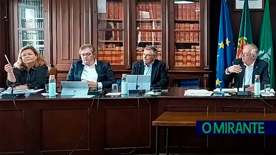 Vereadora do Chega abandona reunião da Câmara de Azambuja ofendida com presidente Vereadora do Chega abandona reunião da Câmara de Azambuja ofendida com presidente