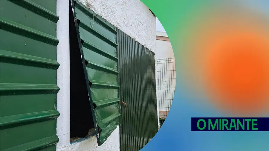 Vandalizaram a sede dos Amigos das Festas dos Foros de Salvaterra Vandalizaram a sede dos Amigos das Festas dos Foros de Salvaterra
