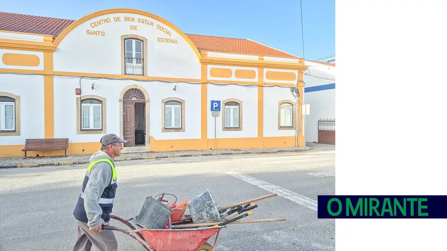 Pais preocupados com insegurança e demora das obras em creche de Santo Estêvão Pais preocupados com insegurança e demora das obras em creche de Santo Estêvão
