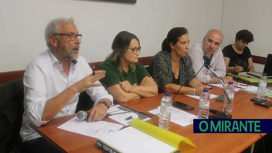 Autarcas do Carregado criticam resposta da Câmara de Alenquer e pedem reunião a Pedro Folgado Autarcas do Carregado criticam resposta da Câmara de Alenquer e pedem reunião a Pedro Folgado