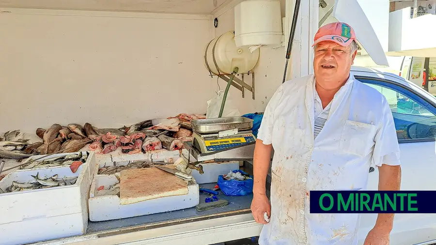 Rogério Rosário é um peixeiro ambulante que trabalha em Azambuja e Alenquer Rogério Rosário é um peixeiro ambulante que trabalha em Azambuja e Alenquer