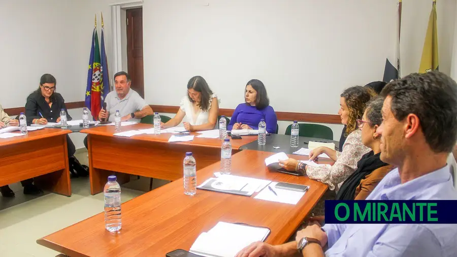 Autarcas do Carregado criticam resposta da Câmara de Alenquer e pedem reunião ao presidente Autarcas do Carregado criticam resposta da Câmara de Alenquer e pedem reunião ao presidente