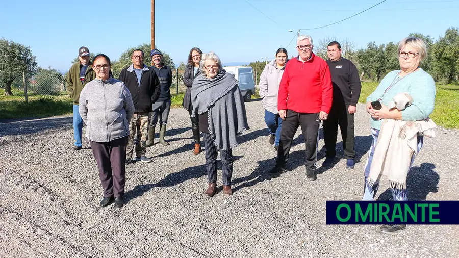 Moradores continuam a reclamar arranjo de ruas na Charneca de Alcorochel um ano após promessa