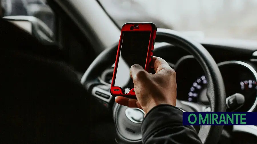 Quase 700 condutores identificados numa semana por uso indevido de telemóvel Quase 700 condutores identificados numa semana por uso indevido de telemóvel