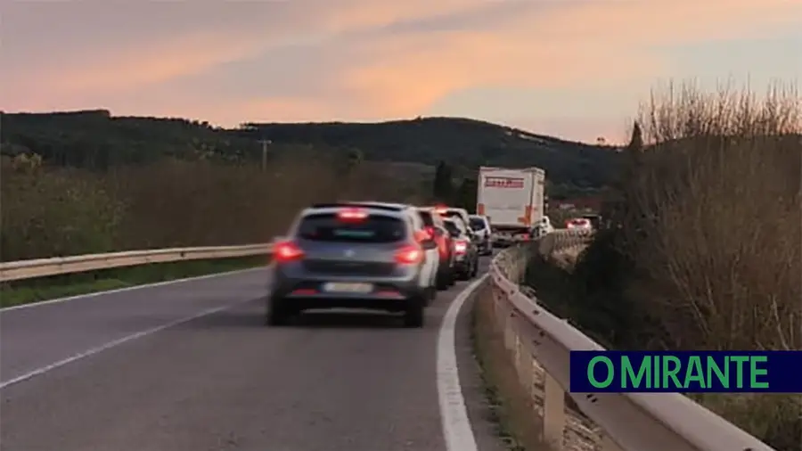 Mais de meia hora para atravessar tabuleiro da Ponte da Chamusca