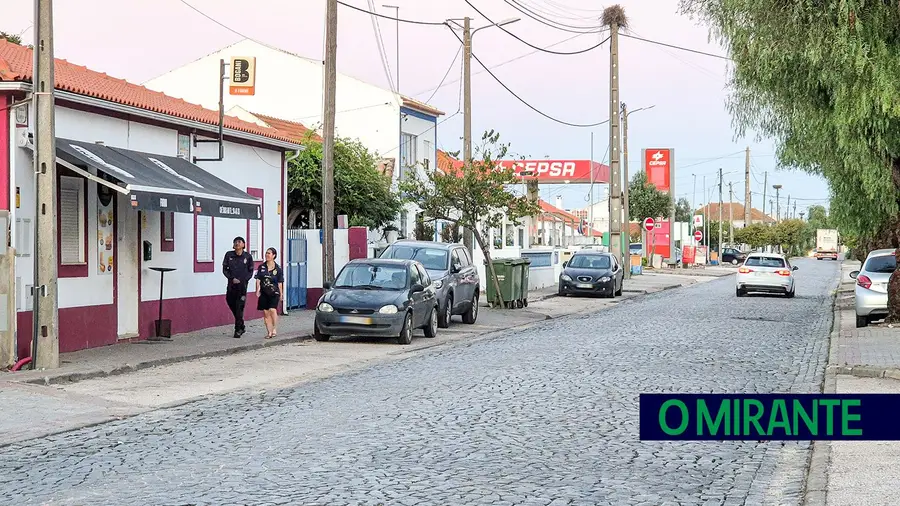 Asfalto substitui empedrado na EN251 em Azervadinha: fim à vista para luta com quase 30 anos Asfalto substitui empedrado na EN251 em Azervadinha: fim à vista para luta com quase 30 anos