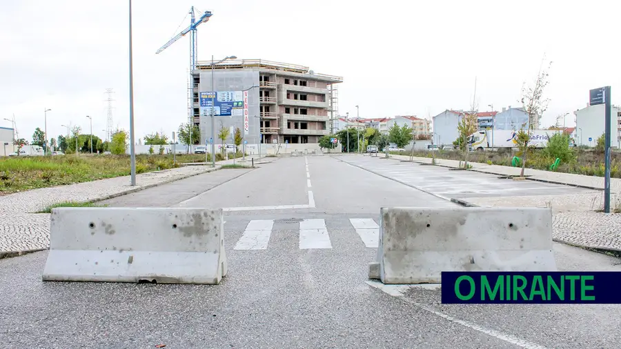 Câmara do Entroncamento dificulta a vida a motoristas bloqueando o estacionamento de camiões