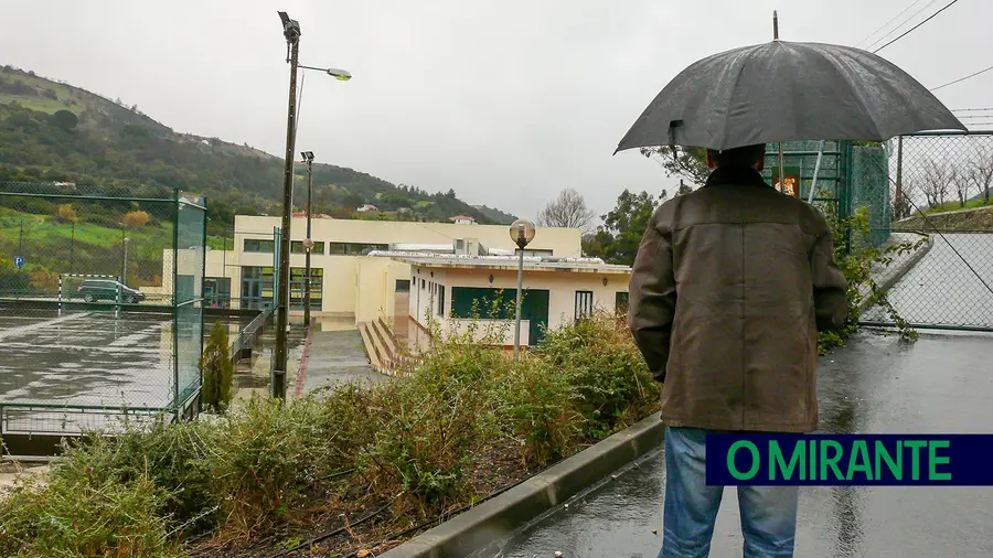 Degradação das antigas piscinas da Calhandriz envergonha autarcas