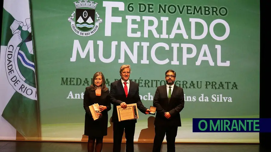 Isaura Morais, António Martins da Silva e Filipe Santana Dias durante a homenagem a várias personalidades. FOTO – CM Rio Maior