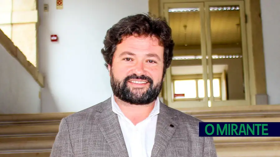 Direi com ironia que, às vezes, fico a saber de coisas que supostamente disse ou fiz das quais não fazia qualquer ideia Direi com ironia que, às vezes, fico a saber de coisas que supostamente disse ou fiz das quais não fazia qualquer ideia