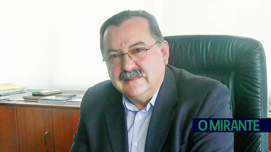 O que os políticos fazem depende da sua formação e dos seus princípios, bem como da sua honestidade e integridade moral O que os políticos fazem depende da sua formação e dos seus princípios, bem como da sua honestidade e integridade moral