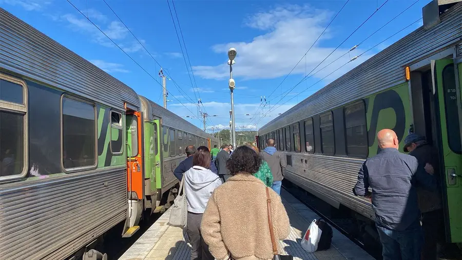 Avaria em comboio causou atrasos na Estação de Santarém