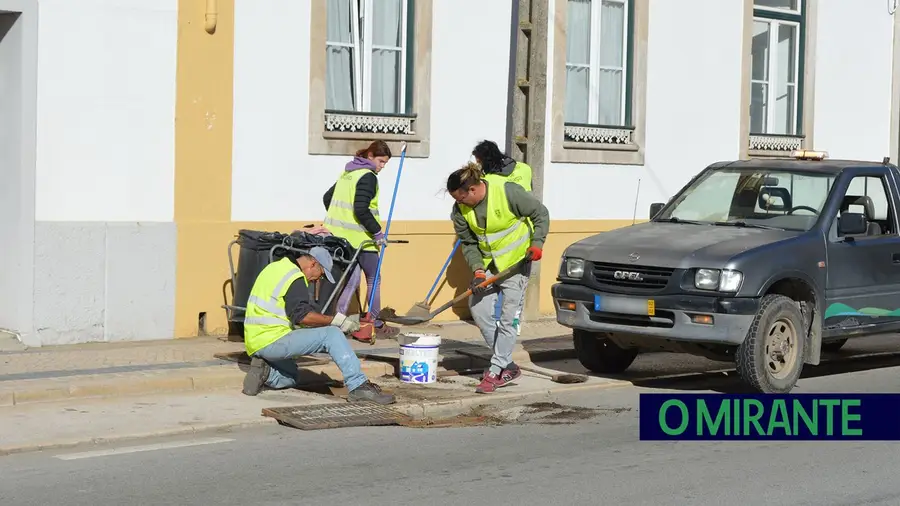 Limpeza de sarjetas em Alpiarça