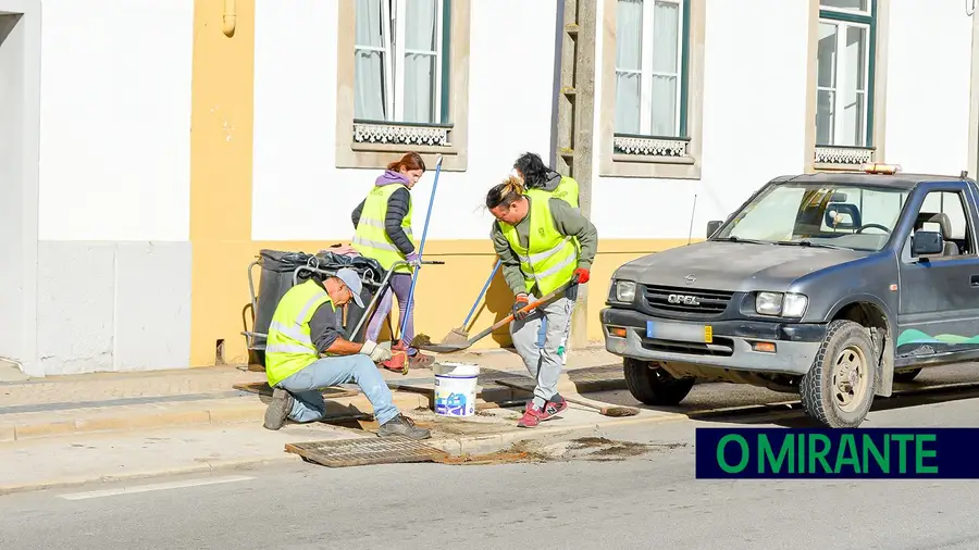Limpeza de sarjetas em Alpiarça para prevenir inundações Limpeza de sarjetas em Alpiarça para prevenir inundações