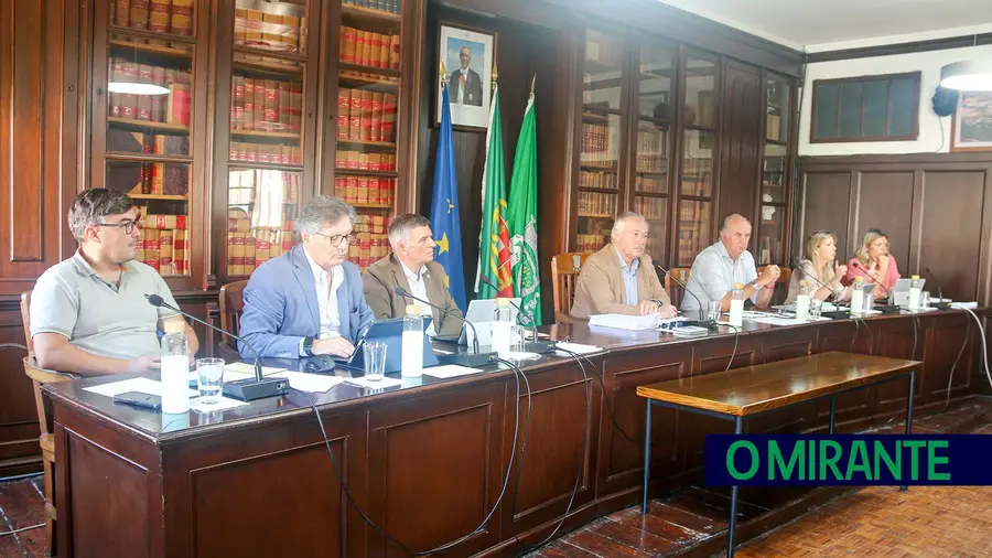 Munícipes vão à reunião de câmara de Azambuja queixar-se do que está mal no concelho Munícipes vão à reunião de câmara de Azambuja queixar-se do que está mal no concelho