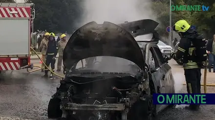 Carro eléctrico explode e arde junto a prédios e escola em Santarém