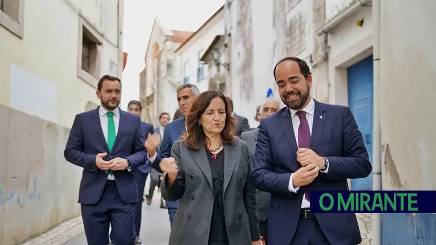 Ministra da Cultura visitou Biblioteca de Santarém e prometeu mais apoios à cultura