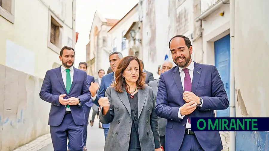 Ministra da Cultura visitou Biblioteca de Santarém e prometeu mais apoios à cultura