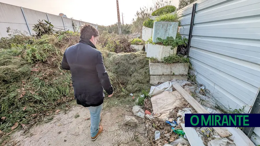 Vazadouro junto a casas e escola gera queixas de moradores no Sobralinho Vazadouro junto a casas e escola gera queixas de moradores no Sobralinho
