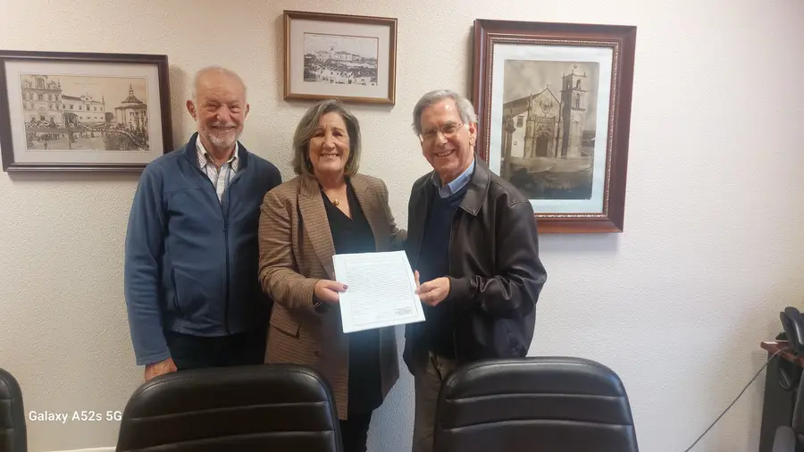 Os dirigentes da Casa dos Beirões Carlos Marçal e Dionísio Abreu de Campos, com a directora da Segurança Social, Paula Carloto. FOTO – DR