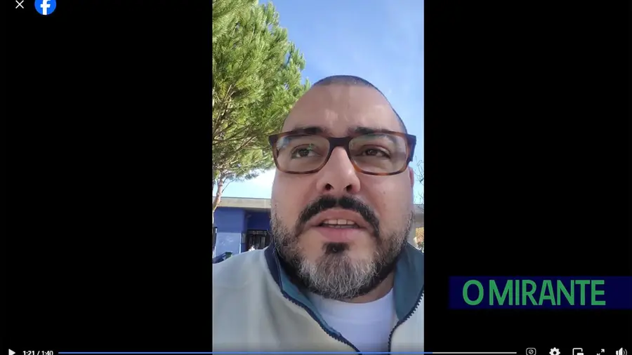 Pai filma-se a entrar em escola de Salvaterra de Magos para alegar falta de segurança Pai filma-se a entrar em escola de Salvaterra de Magos para alegar falta de segurança