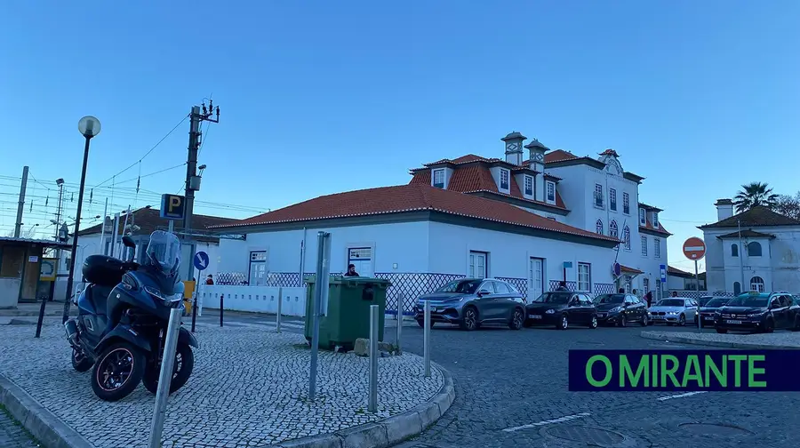 Críticas ao trânsito e estacionamento abusivo junto à estação de Santarém Críticas ao trânsito e estacionamento abusivo junto à estação de Santarém