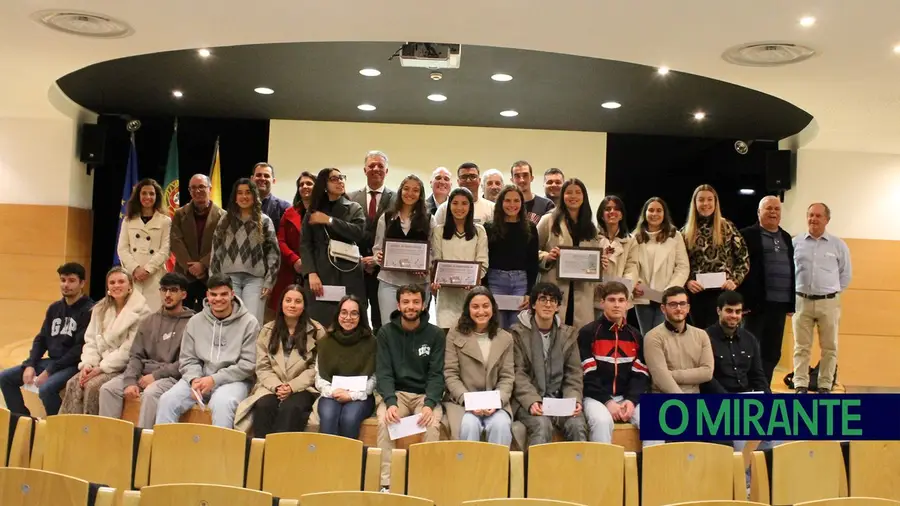 Mação entrega prémios de mérito e bolsas de estudo a alunos Mação entrega prémios de mérito e bolsas de estudo a alunos