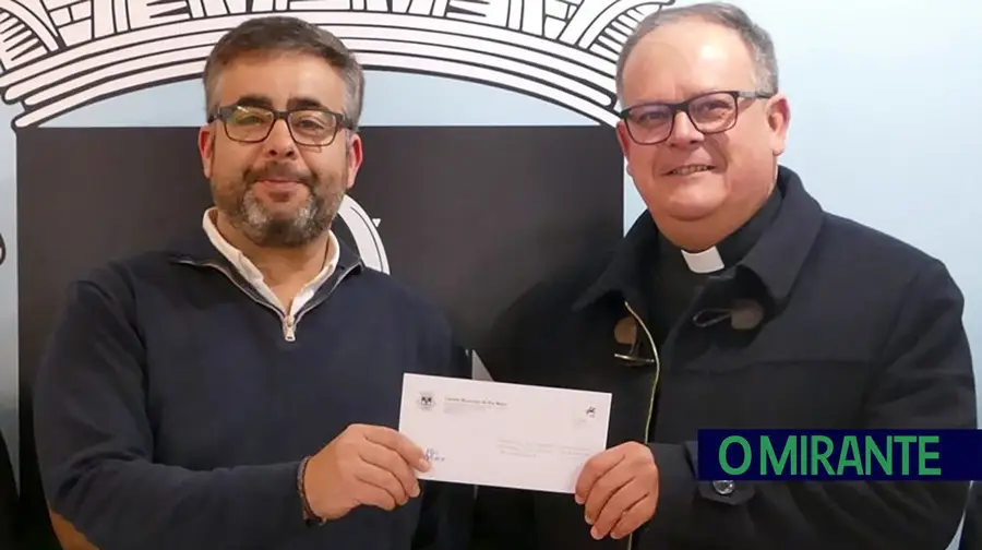 O apoio foi entregue pelo presidente da Câmara de Rio Maior, Filipe Santana Dias, ao pároco de Alcobertas, Sérgio Santos. FOTO – CM Rio Maior O apoio foi entregue pelo presidente da Câmara de Rio Maior, Filipe Santana Dias, ao pároco de Alcobertas, Sérgio Santos. FOTO – CM Rio Maior