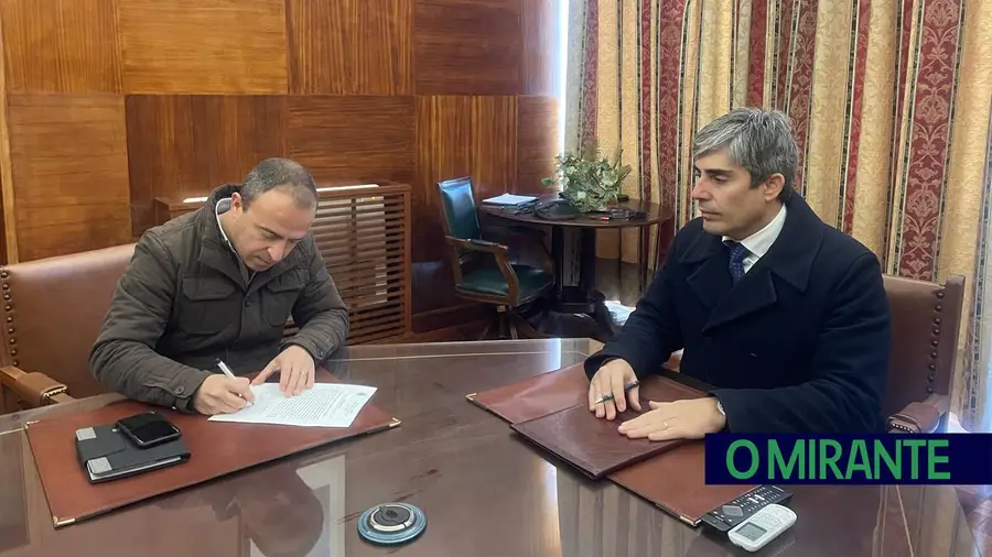 O auto de consignação da empreitada foi assinado no dia 2 de Janeiro pelo presidente da Câmara do Cartaxo, João Heitor (PSD), e pelo empreiteiro. FOTO – CM Cartaxo O auto de consignação da empreitada foi assinado no dia 2 de Janeiro pelo presidente da Câmara do Cartaxo, João Heitor (PSD), e pelo empreiteiro. FOTO – CM Cartaxo