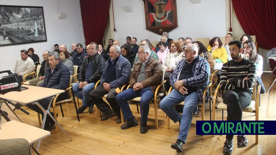 População de São Pedro de Tomar revoltada com corte de caminhos públicos População de São Pedro de Tomar revoltada com corte de caminhos públicos