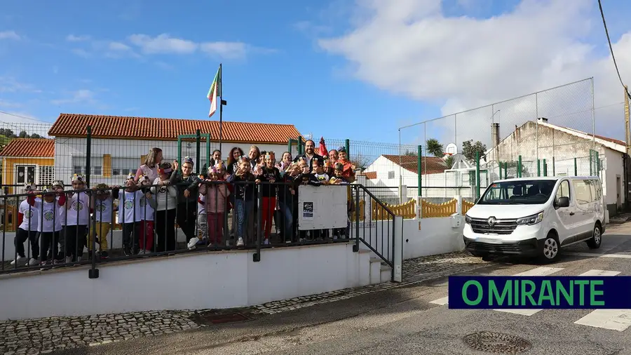 Freguesia de Abrã com nova viatura de transporte escolar Freguesia de Abrã com nova viatura de transporte escolar