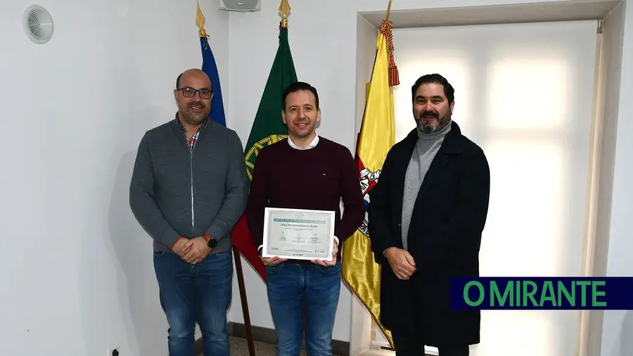 O presidente da Câmara de Ferreira do Zêzere, Bruno Gomes, e o Chefe de Divisão, Miguel Carvalho, recebido o certificado em nome do município. FOTO – CM Ferreira do Zêzere