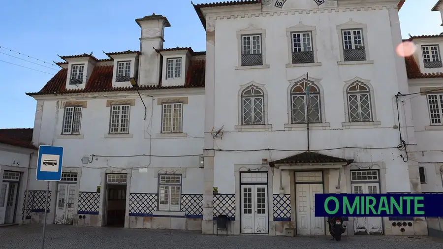 Falta de estacionamento junto à estação ferroviária de Santarém é problema grave Falta de estacionamento junto à estação ferroviária de Santarém é problema grave