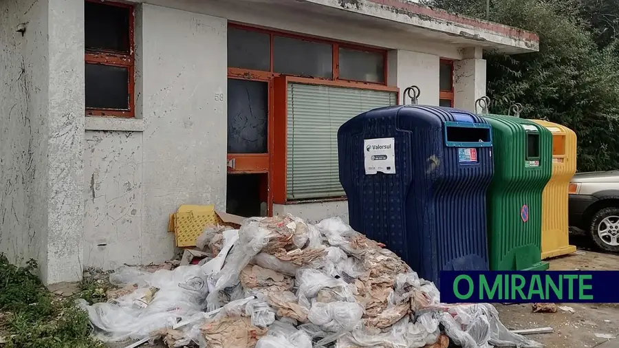 Autarca de Rio Maior critica falta de civismo de quem deixa lixo fora dos contentores Autarca de Rio Maior critica falta de civismo de quem deixa lixo fora dos contentores
