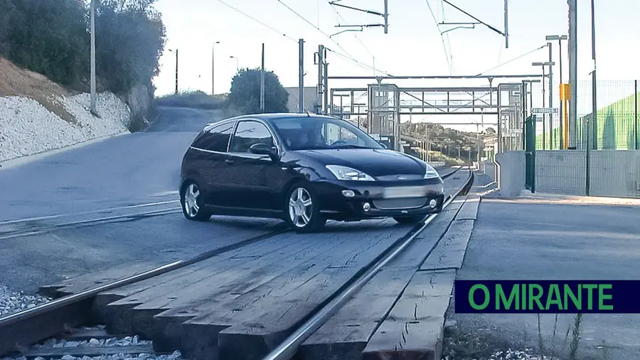 Viaduto sobre a Linha do Norte em Santana anda há anos para sair do papel