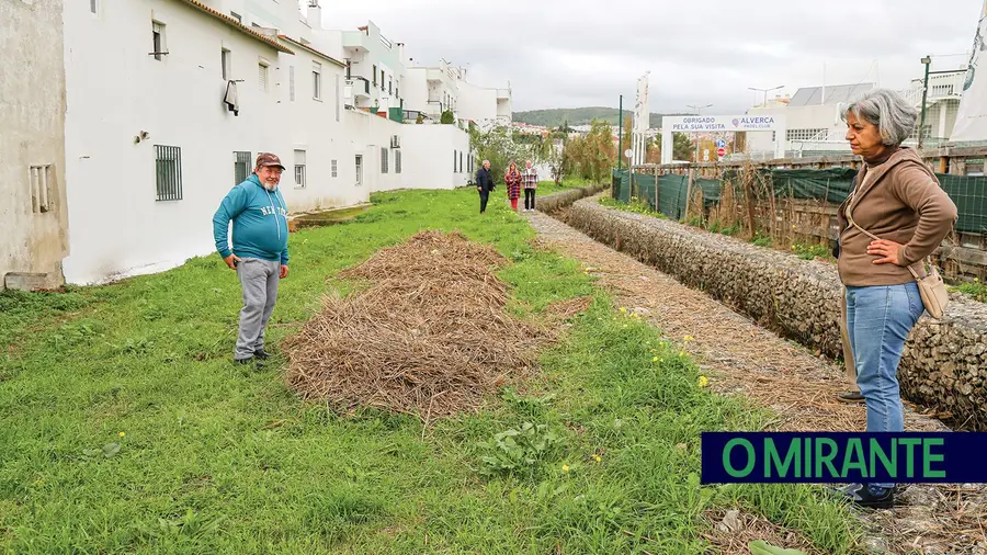 Moradores de Alverca metem mãos à obra e substituem serviços públicos