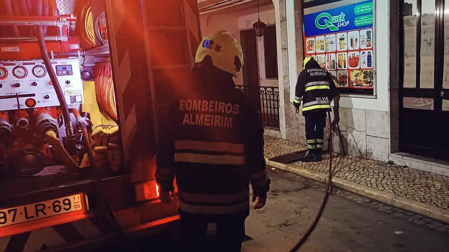 Estrondos nos esgotos causa susto em rua de Almeirim