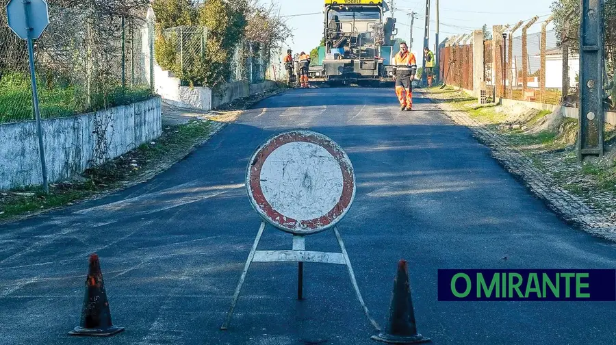 Alcatrão em arruamentos degradados de Vale da Pinta