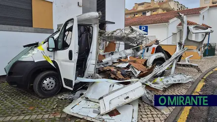 Material pirotécnico explode em carrinha em zona residencial de Benavente