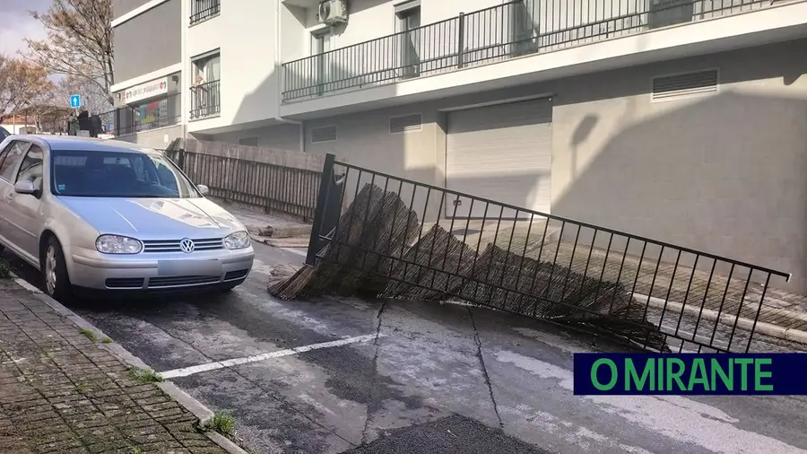 Estrutura de varanda cai para a via pública devido a vento forte em Torres Novas Estrutura de varanda cai para a via pública devido a vento forte em Torres Novas