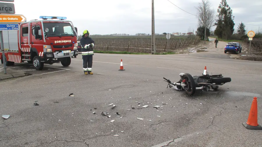 Colisão de ligeiro com moto faz um ferido na Tapada em Almeirim