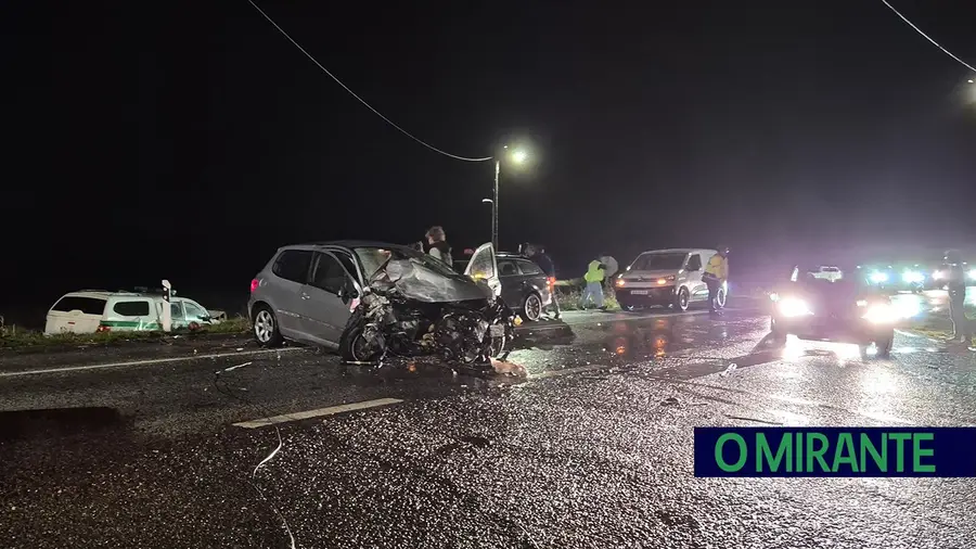 Colisão entre três viaturas, uma delas da GNR, provoca três feridos em Foros de Almada