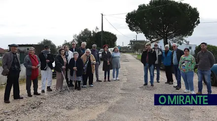 Alcatroamento de rua em Vale da Pinta ficou a meio e moradores protestam